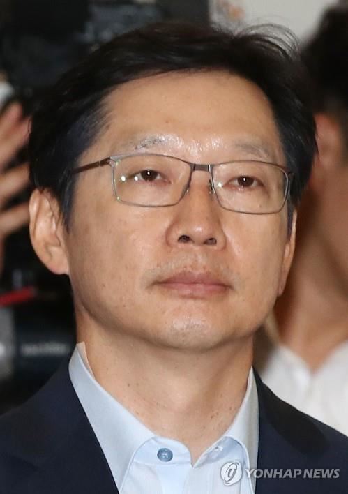 김경수 도지사 목부위'밴드'(서울=연합뉴스) 이재희 기자 = 김경수 경남지사가 14일 오후 서울 중구 프레스센터에서 열린 '제39차 시도지사협의회 총회'에 참석하고 있다. 지난 10일 드루킹 특검 조사를 마치고 귀가하던 중 폭행당한 목부위 상처에 붙인 밴드가 보인다. 2018.8.14scape@yna.co.kr