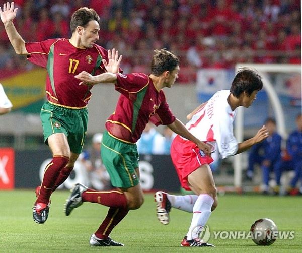 2002 한·일월드컵서 현역으로 뛴 벤투(서울=연합뉴스) 한국 축구 대표팀의 새로운 사령탑으로 선임된 파울루 벤투 전 포르투갈 대표팀 감독(왼쪽)이 2002년 한일월드컵 조별리그 한국과 경기에서 박지성(오른쪽)과 공을 다투는 모습. [연합뉴스 자료사진] photo@yna.co.kr