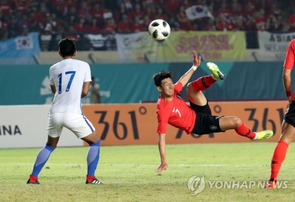 손흥민 '회심의 슛!'(반둥=연합뉴스) 서명곤 기자 = 17일 오후 인도네시아 자와바랏주 반둥의 시 잘락 하루팟 스타디움에서 열린 2018 자카르타-팔렘방 아시안게임 축구 조별리그 E조 2차전 한국과 말레이시아의 경기. 한국 손흥민이 슛을 시도하고 있다. 2018.8.17seephoto@yna.co.kr