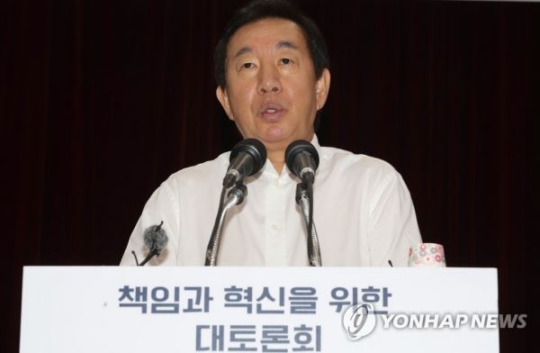 개회사하는 김성태 원내대표(과천=연합뉴스) 정하종 기자 = 20일 오전 경기도 과천 공무원 인재개발원에서 열린 '2018 자유한국당 국회의원 연찬회'에서 김성태 원내대표가 개회사를 하고 있다. 2018.8.20chc@yna.co.kr