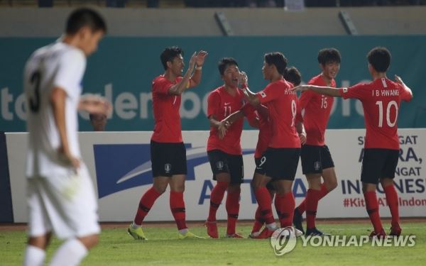 '승리를 향해'(반둥=연합뉴스) 서명곤 기자 = 20일 오후(현지시간) 인도네시아 자와바랏주 반둥의 시 잘락 하루팟 스타디움에서 열린 2018 자카르타-팔렘방 아시안게임 축구 조별리그 E조 3차전 한국과 키르기스스탄의 경기. 골은 넣은 손흥민이 동료들과 기쁨을 나누고 있다. 2018.8.20seephoto@yna.co.kr