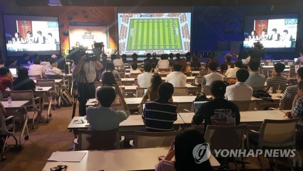 KAIST서 세계 첫 AI 축구 월드컵(대전=연합뉴스) 이재림 기자 = 22일 대전 유성구 한국과학기술원(KAIST)에서 열린 제1회 국제 인공지능(AI) 월드컵 대회에서 출전팀 AI 플레이어들이 경기를 펼치고 있다. 2018.8.22