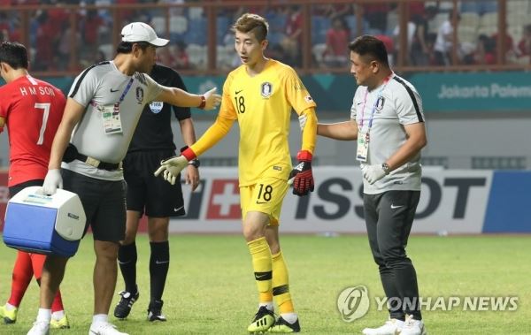 '부상만은 안돼요'(치카랑[인도네시아]=연합뉴스) 서명곤 기자 = 23일 오후(현지시간) 인도네시아 자와바랏주 치카랑의 위바와 묵티 스타디움에서 열린 열린 2018 자카르타-팔렘방 아시안게임 축구 16강 한국과 이란의 경기. 조현우가 교체되고 있다. 2018.8.23seephoto@yna.co.kr