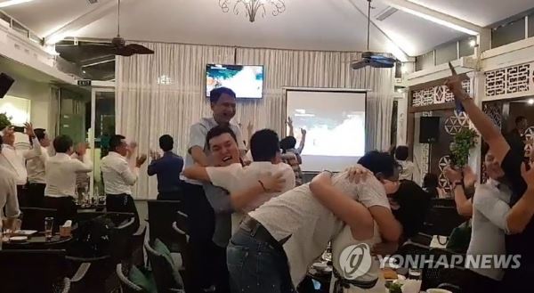 '박항서 매직' 8강 결승골에 환호하는 베트남 축구팬들(하노이=연합뉴스) 민영규 특파원 = 27일 박항서 감독이 이끄는 베트남 23세 이하(U-23) 축구대표팀이 아시안게임 사상 처음으로 진출한 8강전에서 결승골을 기록하자 베트남 수도 하노이시의 한 식당에서 현지 축구팬들이 환호하고 있다. youngkyu@yna.co.kr