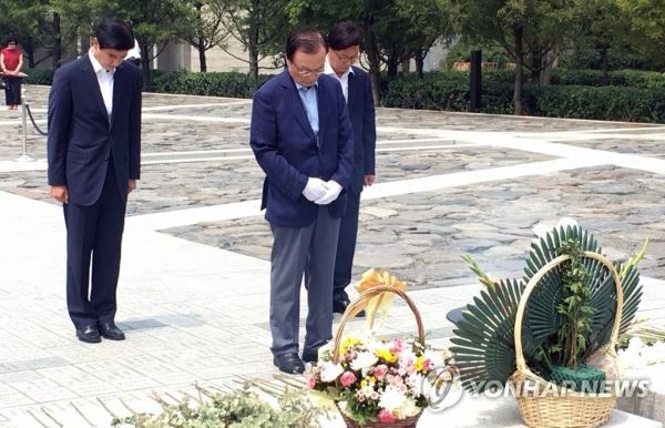 이해찬 의원, 노무현 전 대통령 묘역 참배(김해=연합뉴스) 김동민 기자 = 더불어민주당 대표 후보인 이해찬 의원이 28일 오전 경남 김해시 봉하마을을 찾아 노무현 전 대통령 묘역에 묵념하고 있다. 2018.7.28 [이해찬 의원실 제공]image@yna.co.kr