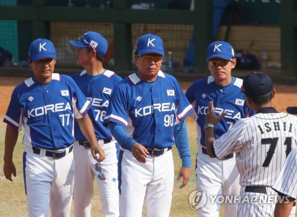 한국 야구, 일본에 5-1 승리(자카르타=연합뉴스) 김주성 기자 = 30일 오후(현지시간) 인도네시아 자카르타 겔로라 붕 카르노(GBK) 야구장에서 열린 2018 자카르타·팔렘방 아시안게임 야구 한국 대 일본의 슈퍼라운드 첫 경기. 일본에 5-1로 승리한 한국 대표팀의 선동열 감독과 코치들이 경기 종료 상대팀과 인사를 나누고 있다. 2018.8.30utzza@yna.co.kr