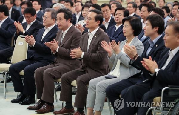 박수치는 문 대통령(서울=연합뉴스) 황광모 기자 = 문재인 대통령과 이낙연 국무총리, 더불어민주당 홍영표 원내대표를 비롯한 참석자들이 1일 오전 청와대 영빈관에서 열린 당·정·청 전원회의에서 이해찬 민주당 대표의 연설을 들은 뒤 박수를 치고 있다. 이날 회의는 대통령, 민주당 의원 전원과 총리, 국무위원이 참석해 향후 국정 방향에 대해 논의했다. 2018.9.1hkmpooh@yna.co.krhanjh@yna.co.kr