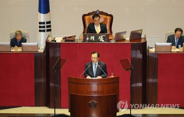 교섭단체 대표연설하는 이해찬(서울=연합뉴스) 최재구 기자 = 더불어민주당 이해찬 대표가 4일 오전 국회 본회의에서 교섭단체 대표연설을 하고 있다.jjaeck9@yna.co.kr