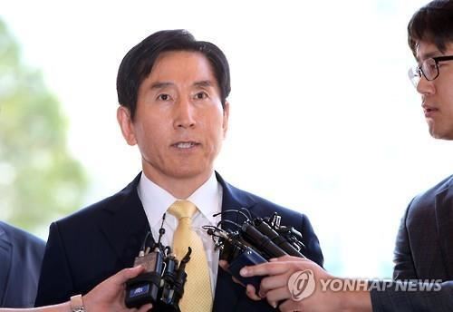 경찰 출석하는 조현오 전 경찰청장(서울=연합뉴스) 정하종 기자 = 이명박 정부 시절 경찰의 댓글 공작을 지휘한 혐의를 받는 조현오 전 경찰청장이 5일 오전 서울 서대문구 경찰청으로 직권남용 권리행사방해 피의자로 출석하고 있다. chc@yna.co.kr