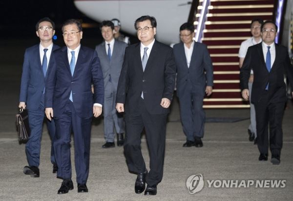 대북 특사단, 서울공항 도착(성남=연합뉴스) 윤동진 기자 = 정의용 청와대 국가안보실장을 수석으로 하는 문재인 대통령의 대북 특별사절단이 5일 오후 경기도 성남 서울공항을 통해 귀국하고 있다. (왼쪽부터) 천해성 통일부 차관, 정의용 국가안보실장, 윤건영 청와대 국정상황실장, 서훈 국정원장, mon@yna.co.kr