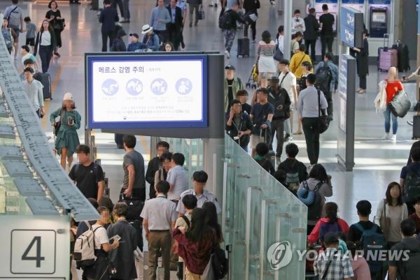 3년만에 다시 메르스 비상!(영종도=연합뉴스) 김도훈 기자 = 3년만에 중동호흡기증후군(메르스) 환자가 다시 발생해 방역에 비상이 걸린 9일 오전 인천국제공항 출국장에 메르스 감염 주의 안내문에 스크린에 떠 있다. 2018.9.9superdoo82@yna.co.kr