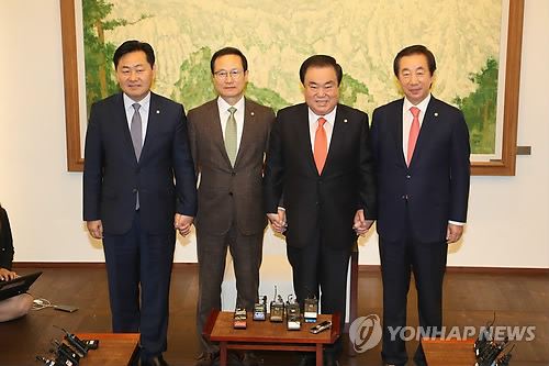 문희상 의장, 교섭단체 원내대표와 회동(서울=연합뉴스) 김현태 기자 = 10일 오전 국회 의장접견실에서 열린 국회의장과 교섭단체 원내대표 회동에서 참석자들이 포즈를 취하고 있다. 왼쪽부터 바른미래당 김관영 원내대표, 더불어민주당 홍영표 원내대표, 문희상 의장, 자유한국당 김성태 원내대표. 2018.9.10mtkht@yna.co.kr