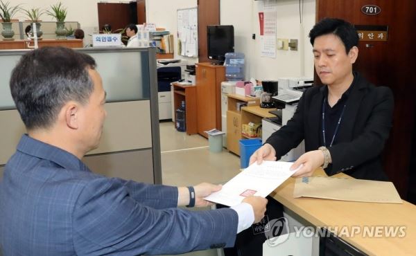 정부, 판문점선언 비준동의안 국회에 제출(서울=연합뉴스) 하사헌 기자 = 통일부 관계자가 11일 오후 국회 의안과에 정부의 '한반도의 평화와 번영, 통일을 위한 판문점선언 비준동의안'을 제출하고 있다. toadboy@yna.co.kr