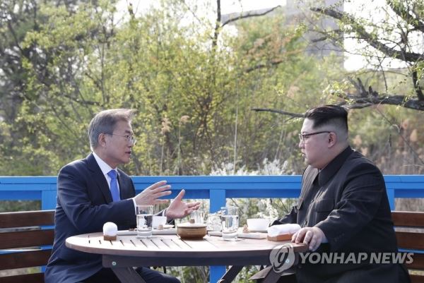 지난 문재인 대통령과 북한 김정은 국무위원장이 4월 27일 오후 판문점 도보다리에서 대화하는 모습 [연합뉴스 자료사진]