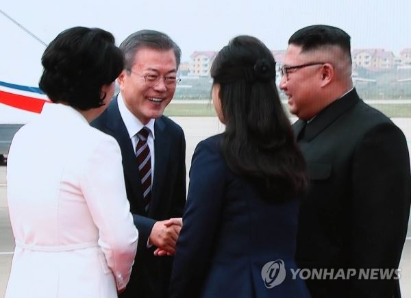 [평양정상회담] 인사 나누는 남북 정상 내외(서울=연합뉴스) 진성철 기자 = '2018남북정상회담평양'의 첫날인 18일 평양 순안공항에 도착한 문재인 대통령 내외가 마중 나온 김정은 북한 국무위원장 내외와 인사하는 장면이 이날 서울 중구 DDP 메인프레스센터에 중계되고 있다. zjin@yna.co.kr