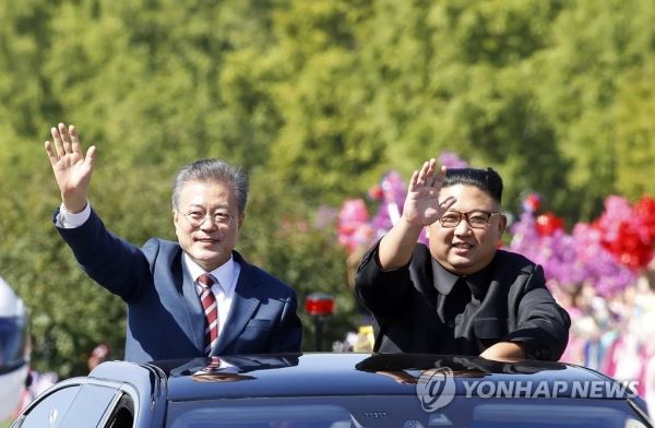 [평양정상회담] 한 곳을 향해[평양정상회담] 한 곳을 향해 (평양=연합뉴스) 평양사진공동취재단 배재만 기자 = 문재인 대통령과 김정은 국무위원장이 18일 오전 평양 시내를 카퍼레이드하며 평양 시민들에게 손을 들어 인사하고 있다. 2018.9.18 scoop@yna.co.kr (끝)