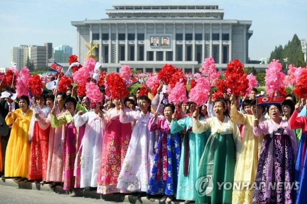 [평양정상회담] 문재인 대통령 환영하는 평양 시민들(평양=연합뉴스) 평양사진공동취재단 배재만 기자 = 18일 평양 순안공항에서 평양 시내로 향하는 길가에 늘어선 평양 시민들이 문재인 대통령 일행을 환영하고 있다. 2018.9.18scoop@yna.co.kr