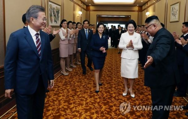 [평양정상회담] 화기애애한 남북 정상(평양=연합뉴스) 평양사진공동취재단 배재만 기자 = 문재인 대통령과 부인 김정숙 여사가 18일 숙소인 평양 백화원 영빈관에 도착해 김정은 국무위원장과 부인 리설주 여사의 환영을 받고 있다. 2018.9.18 scoop@yna.co.kr