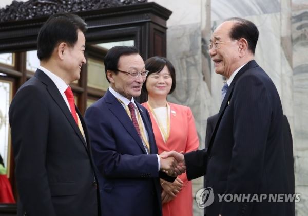 [평양공동선언] 김영남과 인사나누는 여야 3당 대표(평양=연합뉴스) 평양사진공동취재단 배재만 기자 = 문재인 대통령의 남북정상회담 특별수행원 자격으로 평양을 찾은 여야 3당 대표가 19일 오전 평양 만수대의사당에서 김영남 최고인민회의 상임위원장과 면담에 앞서 인사를 나누고 있다. 왼쪽부터 민주평화당 정동영 대표, 더불어민주당 이해찬 대표, 정의당 이정미 대표, 김영남 위원장. scoop@yna.co.kr