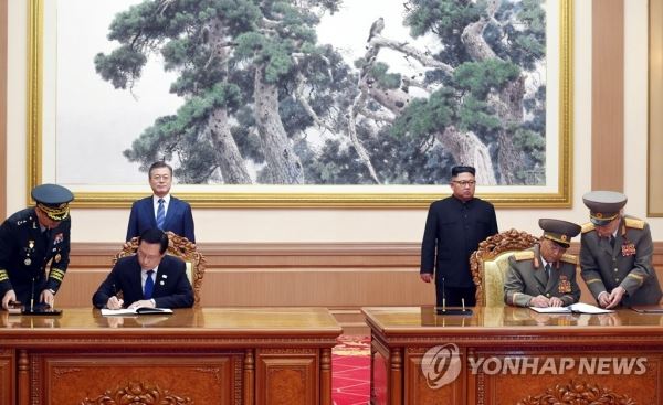 [평양공동선언] 남북 군사분야 합의(평양=연합뉴스) 평양사진공동취재단 배재만 기자 = 19일 오전 평양 백화원 영빈관에서 문재인 대통령과 김정은 국무위원장이 임석한 가운데 송영무 국방부 장관과 북한 노광철 인민무력상이 판문점 선언 이행을 위한 군사 분야 합의문에 서명하고 있다. scoop@yna.co.kr