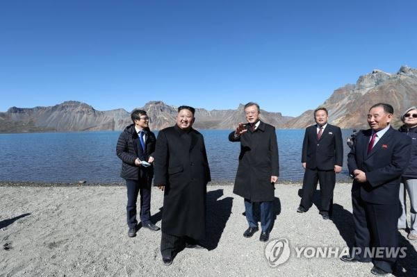 [평양정상회담]천지에 오른 남북정상(평양=연합뉴스) 평양사진공동취재단 배재만 기자 = 문재인 대통령과 북한 김정은 국무위원장이 20일 오전 백두산 천지에 서서 대화하고 있다. 2018.9.20 scoop@yna.co.kr