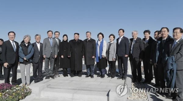 [평양정상회담] 남북 정상, 백두산 기념촬영(평양=연합뉴스) 평양사진공동취재단 배재만 기자 = 문재인 대통령 내외와 북한 김정은 국무위원장 내외가 20일 오전 백두산 정상인 장군봉에 올라 수행원들과 기념촬영을 하고 있다. 2018.9.20scoop@yna.co.kr