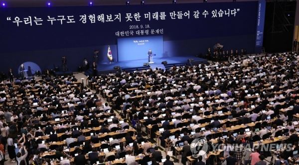 [평양정상회담] 방북 결과 '대국민 보고'하는 문 대통령(성남=연합뉴스) 평양사진공동취재단 황광모 기자 = 평양에서 남북정상회담을 마치고 돌아온 문재인 대통령이 20일 오후 서울 동대문디자인프라자(DDP)에 마련된 메인프레스센터를 방문, 취재진에게 회담 결과를 설명하고 있다. hkmpooh@yna.co.kr