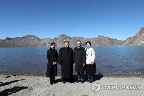 [평양정상회담] 백두산 천지찾은 남북정상(백두산=연합뉴스) 평양사진공동취재단 배재만 기자 = 문재인 대통령과 북한 김정은 국무위원장 내외가 20일 오전 백두산 천지에 서서 기념촬영을 하고 있다. 2018.9.20scoop@yna.co.kr