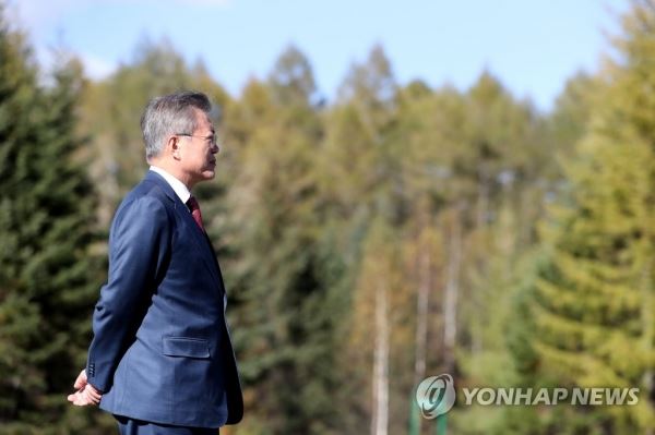 [평양정상회담] 산책하는 문 대통령(삼지연=연합뉴스) 평양사진공동취재단 배재만 기자 = 문재인 대통령이 지난 20일 삼지연초대소에서 김정은 국무위원장 내외와 오찬을 마친 후 산책하고 있다. scoop@yna.co.kr