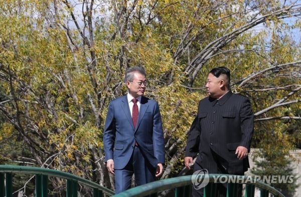 [평양정상회담] 삼지연 초대소 산책하는 남북정상(삼지연=연합뉴스) 평양사진공동취재단 배재만 기자 = 문재인 대통령과 김정은 북한 국무위원장이 지난 20일 백두산 인근 삼지연 초대소에서 산책하고 있다. scoop@yna.co.kr