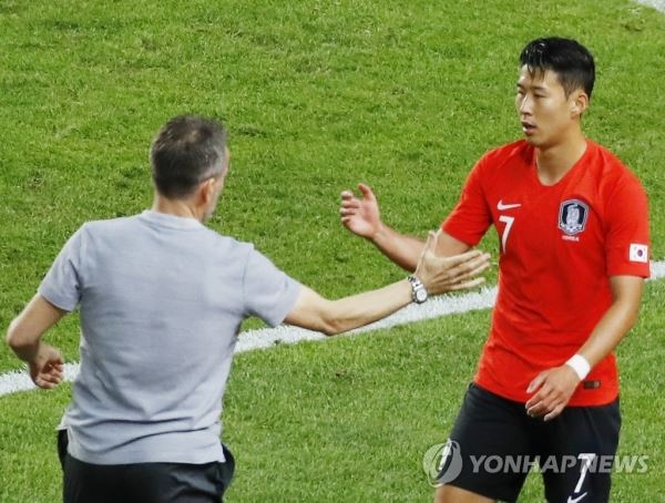 벤투와 손흥민(고양=연합뉴스) 배재만 기자 = 7일 고양종합운동장에서 열린 한국과 코스타리카 친선경기에서 한국의 파울루 벤투 감독이 손흥민과 손을 맞잡고 있다. 2018.9.7 scoop@yna.co.kr