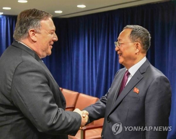 폼페이오-리용호 뉴욕서 회동(뉴욕=연합뉴스) 이준서 특파원 = 북미 외교수장이 26일(현지시간) 유엔총회가 열리는 미국 뉴욕에서 회동했다.사진은 마이크 폼페이오 미국 국무장관이 트위터를 통해 공개한 회동 장면.2018.9.27 [마이크 폼페이오 장관 트위터 캡처] jun@yna.co.kr (끝)