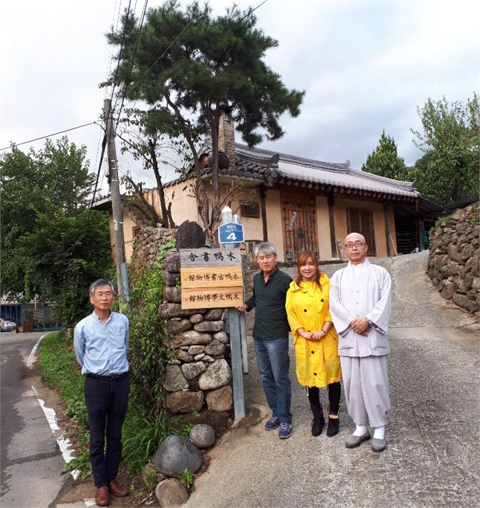 6일 목압서사 주최의 ‘제1회 한시백일장’을 마친 주민들이 같은 날 오후 5시 서사에서 열린 ‘목압문학박물관’ 개관식에서 참가해 기념촬영을 하고 있다.