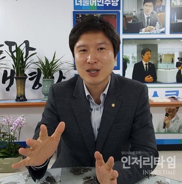 부산이 금융중심도시로서 제 기능을 발휘하기 위해서는 산업은행과 수출입은행의 부산 이전이 필요하다고 강조하는 김해영 의원. 사진=조송현