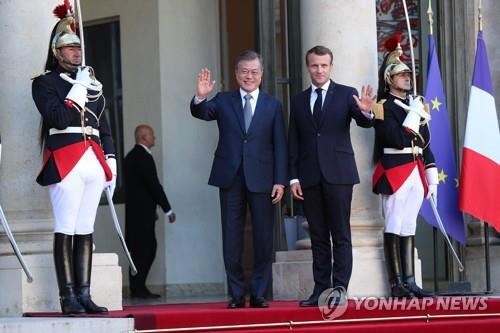 엘리제궁 도착한 문 대통령(파리=연합뉴스) 배재만 기자 = 프랑스를 국빈방문 중인 문재인 대통령이 15일 오후 프랑스 대통령궁인 엘리제궁에 도착, 에마뉘엘 마크롱 프랑스 대통령과 함께 취재진을 향해 인사하고 있다. 2018.10.15