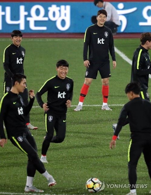 축구대표팀 '분위기 좋네'(천안=연합뉴스) 이재림 기자 = 남자 축구국가대표팀이 파나마와의 평가전을 하루 앞둔 15일 오후 충남 천안종합운동장에서 환한 표정으로 훈련하고 있다. walden@yna.co.kr