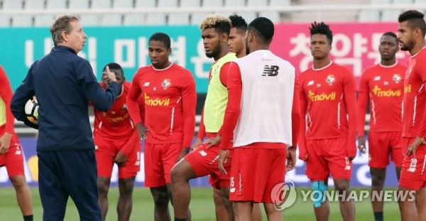 다소 굳은 표정의 파나마 대표팀(천안=연합뉴스) 이재림 기자 = 파나마 축구대표팀 게리 스템펠 감독이 한국과의 경기를 하루 앞둔 15일 오후 충남 천안종합운동장에서 훈련 시작 전 선수들과 대화하고 있다. walden@yna.co.kr