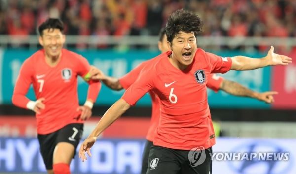 첫 골 넣은 박주호(천안=연합뉴스) 한종찬 기자 = 16일 오후 천안종합운동장에서 열린 축구대표팀 평가전 대한민국 대 파나마의 경기. 박주호가 골을 넣고 환호하고 있다. 2018.10.16saba@yna.co.kr