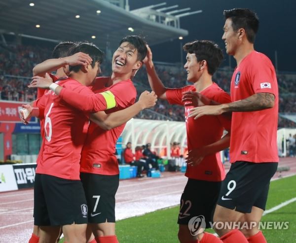 '주호형 잘했어'(천안=연합뉴스) 한종찬 기자 = 16일 오후 천안종합운동장에서 열린 축구대표팀 평가전 대한민국 대 파나마의 경기. 골을 넣은 박주호가 동료들과 기쁨을 나누고 있다 2018.10.16saba@yna.co.kr