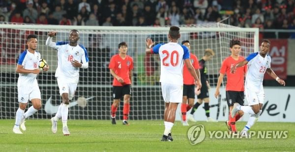 실점한 대한민국(천안=연합뉴스) 한종찬 기자 = 16일 오후 천안종합운동장에서 열린 축구대표팀 평가전 대한민국 대 파나마의 경기.아브디엘 아로요(18)가 득점한 뒤 환호하고 있다. 2018.10.16saba@yna.co.kr