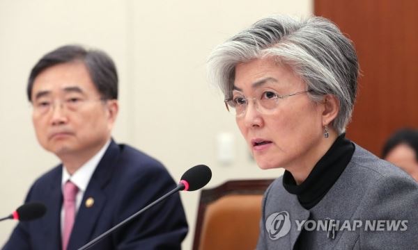 답변하는 강경화 외교부 장관(서울=연합뉴스) 하사헌 기자 = 강경화 외교부 장관(오른쪽)이 26일 오전 국회에서 열린 외교통일위원회의 외교부 등 국정감사에 출석, 의원 질의에 답변하고 있다. 2018.10.26toadboy@yna.co.kr