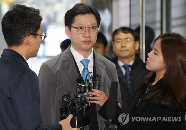 '드루킹 댓글' 첫 공판 출석하는 김경수 경남지사(서울=연합뉴스) 한상균 기자 = '드루킹' 댓글 조작 공모 혐의를 받는 김경수 경남지사가 첫 공판을 받기 위해 29일 오전 서울중앙지법에 들어서고 있다. 2018.10.29xyz@yna.co.kr