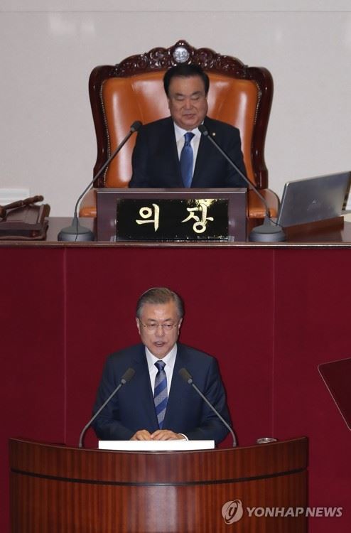 예산안 시정연설하는 문재인 대통령(서울=연합뉴스) 김현태 기자 = 문재인 대통령이 1일 오전 국회 본회의장에서 2019년도 예산안 시정연설을 하고 있다. mtkht@yna.co.kr