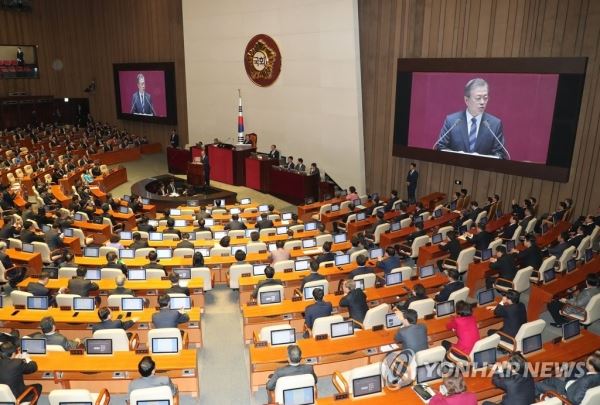 문 대통령, 국회서 내년 예산안 시정연설(서울=연합뉴스) 김현태 기자 = 문재인 대통령이 1일 오전 국회 본회의장에서 내년도 예산안에 대한 시정연설을 하고 있다. 2018.11.1mtkht@yna.co.kr