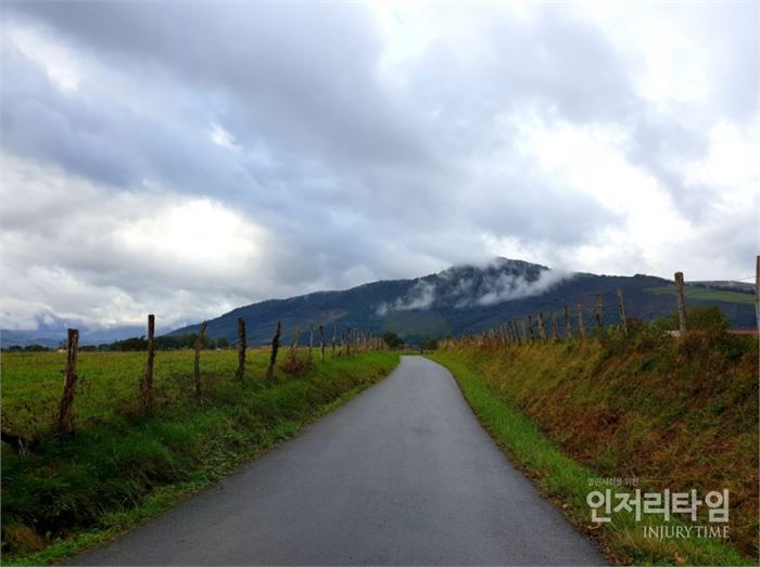 사진9: 저 피레네 산을 넘어야 스페인 롱세바예스