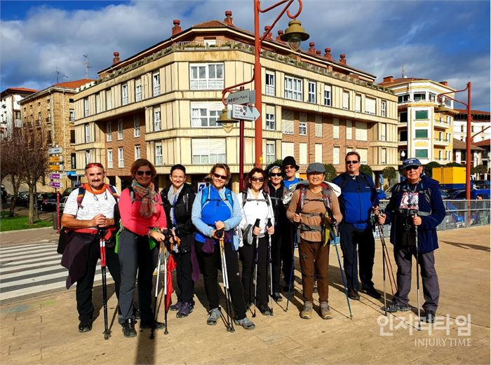 사진11:마드리드에서 온 단체 순례자들과 함께한 필자