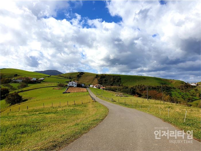 사진13: 저 큰산을 넘어야 나타나는 해안마을