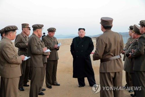 김정은, 신형 첨단전술무기 시험 지도(서울=연합뉴스) 김정은 북한 국무위원장이 '새로 개발한 첨단전술무기' 실험을 지도했다고 북한 노동당 기관지 노동신문이 16일 보도했다. 2018.11.16 [국내에서만 사용가능. 재배포 금지. For Use Only in the Republic of Korea. No Redistribution] nkphoto@yna.co.kr