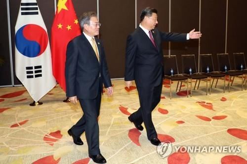 문 대통령 안내하는 시진핑 중국 국가주석(포트모르즈비[파푸아뉴기니]=연합뉴스) 배재만 기자 = 아시아태평양경제협력체(APEC) 정상회의 참석차 파푸아뉴기니를 찾은 문재인 대통령이 17일 오후 포트모르즈비 시내 스탠리 호텔에서 시진핑(習近平) 중국 국가주석을 만나 안내를 받으며 자리로 향하고 있다. 문 대통령이 시 주석과 정상회담을 하는 것은 취임 후 네 번째로, 작년 12월 중국 국빈방문 때에 이어 11개월 만이다. 2018.11.17 scoop@yna.co.kr