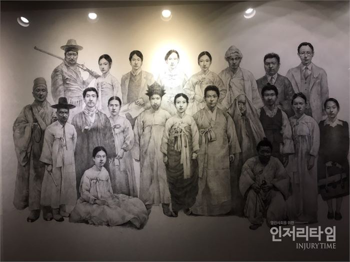 박경리문학관 내부 벽에 전시된 소설 「토지」 등장인물들.